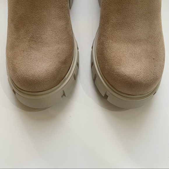 Soda Rita sand tan faux suede lug sole ankle booties NIB - Picture 2 of 8